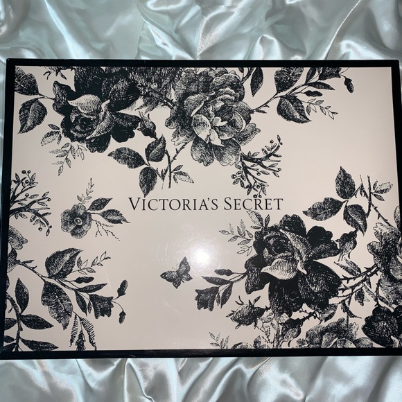Victoria’s Secret Box and Bag Bundle - Picture 3 of 6